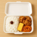 ジョイフル風テイクアウト弁当のイメージ。白いご飯に梅干しと黒ごま、唐揚げ、卵焼き、ナポリタンが詰まった使い捨て容器に盛り付けられた、人気のランチメニューを表すイラスト