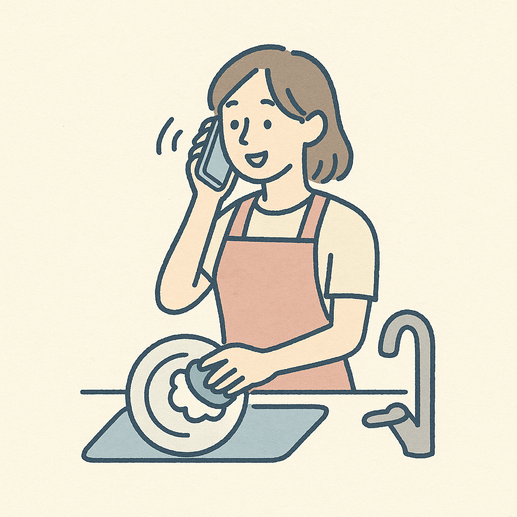 エプロンを着た女性が家事をしながらスマホで通話しているイラスト。皿洗い中にLINE通話をしているシーンを表し、通話しながらアラームやタイマーを使いたい状況の説明に適した視覚イメージ。